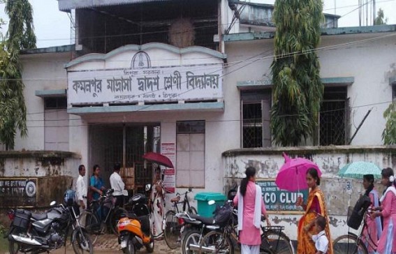 Real saga of education made the students and teachers waiting to enter school: School remained locked till 11 am Real saga of education made the students and teachers waiting to enter school: School remained locked till 11 am